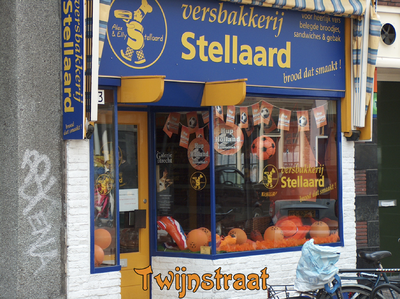 716544 Fotopaneeltje, met een afbeelding van de oranje versierde etalage van versbakkerij Stellaard, Twijnstraat 21 te ...